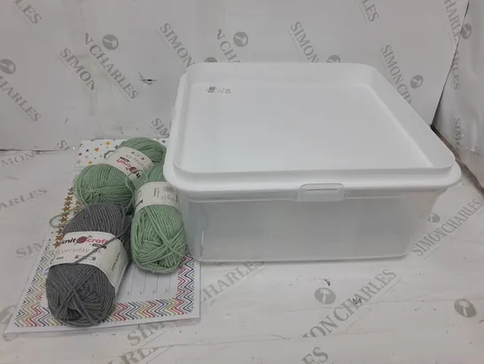 SQUARE CAKE BOX WITH KNIT CRAFT WOOL