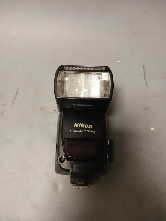 NIKON SPEEDLIGHT SB-800