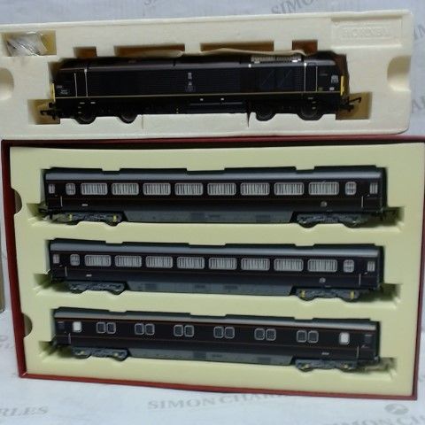 HORNBY 4 RAILWAY CARRIAGE SET INC THE QUEEN'S MESSENGER