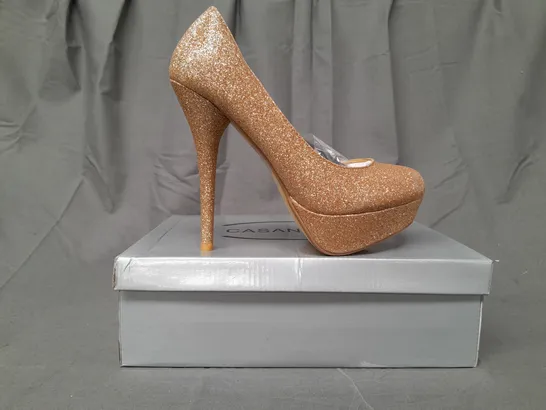 BOX OF APPROXIMATELY 8 PAIRS OF CASANDRA CLOSED TOE HIGH HEEL SHOES IN GOLD W. GLITTER EFFECT - VARIOUS SIZES