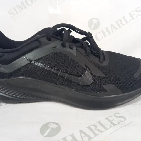 PAIR OF NIKE QUEST RUNNING TRAINERS IN BLACK UK SIZE 8