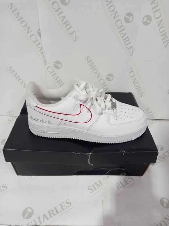 BOXED PAIR OF NIKE WHITE/RED TRAINERS SIZE 8