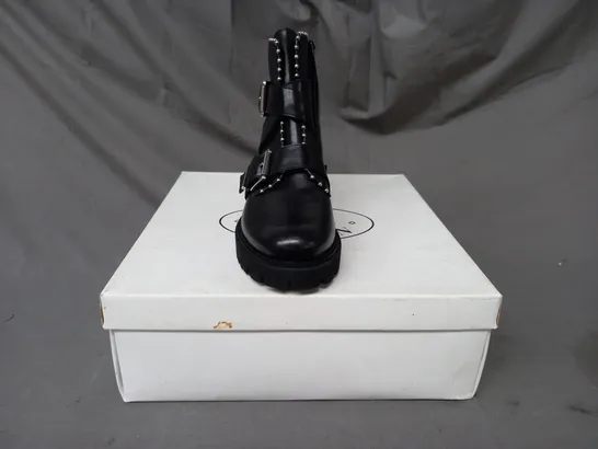 BOXED PAIR OF STEVE MADDEN HOOFY LEATHER ANKLE BOOTS IN BLACK EU SIZE 36