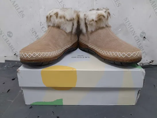 BOXED PAIR OF EARTH ORIGINALS EMMALYN BOOTIES IN BEIGE SIZE 5