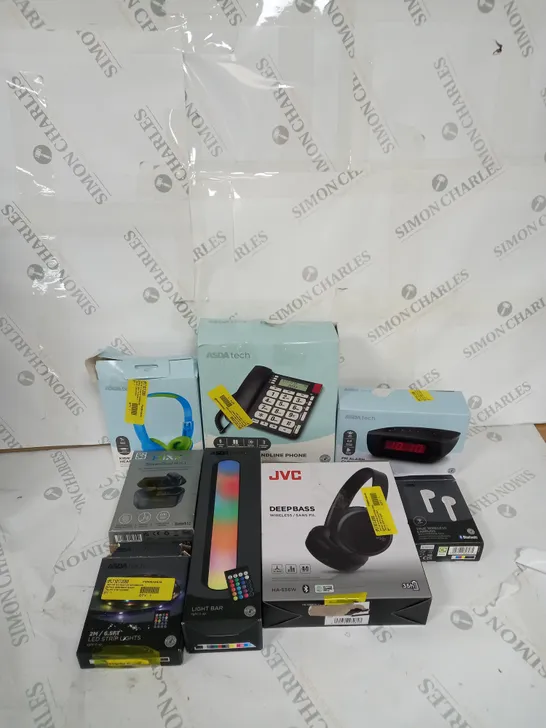 BOX OF ASSORTED ELECTRICAL ITEMS TO INCLUDE HEADPHONES, ALARM CLOCK AND LIGHT BAR