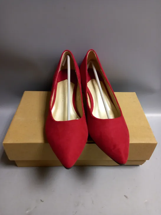 BOXED JD WILLIAMS LADIES SCARLET RED COURT SHOES. SIZE 5