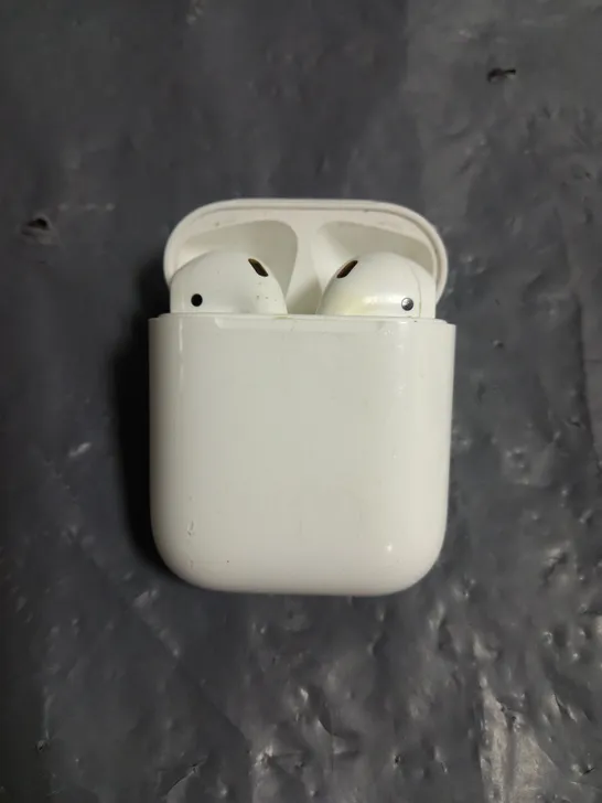 PAIR OF APPLE AIRPODS 2ND GEN IN WHITE