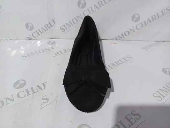 BOXED PAIR OF DESIGNER SLIP-ON FLAT SHOES IN BLACK W. BOW DETAIL EU SIZE 40