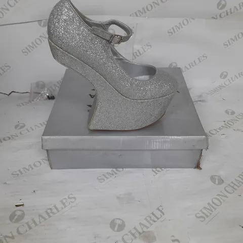 BOXED PAIR OF CASANDRA PLATFORM STRAP SHOE IN SILVER GLITTER SIZE 4