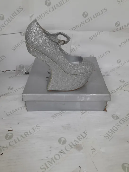 BOXED PAIR OF CASANDRA PLATFORM STRAP SHOE IN SILVER GLITTER SIZE 4