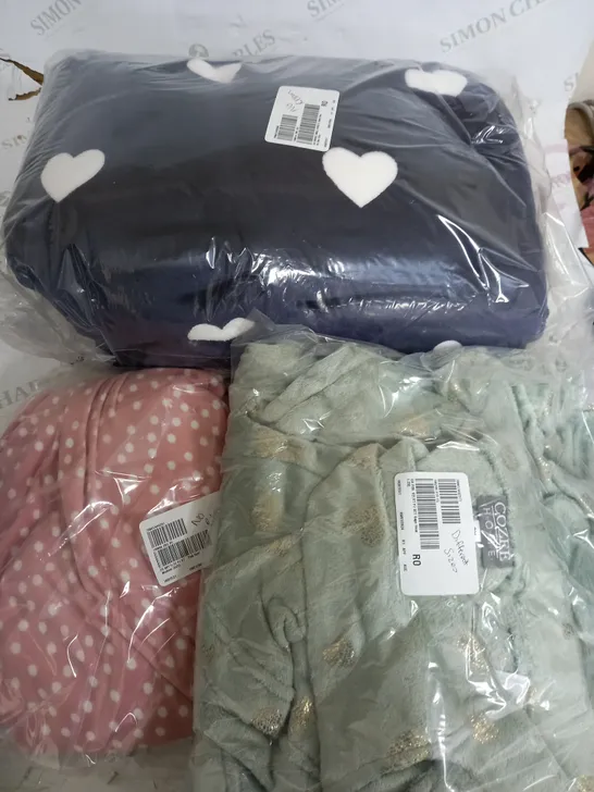 LARGE BOX OF APPROXIMATELY 15 CLOTHING ITEMS ALL IN DIFFRENT COLOURS AND SIZES 