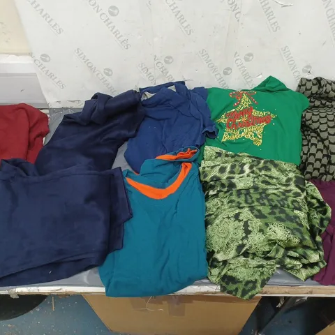 BOX OF APPROXIMATELY 10 ASSORTED CLOTHING ITEMS 