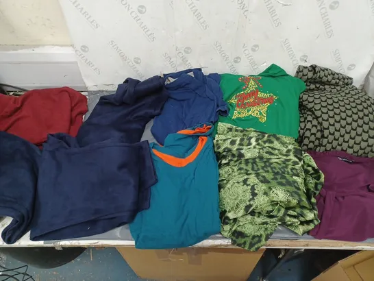 BOX OF APPROXIMATELY 10 ASSORTED CLOTHING ITEMS 