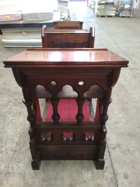  VINTAGE MAHOGANY EFFECT ORNATE CLERGY CHAIR PEW BENCH WITH TEXT STAND AND CARPETED KNEELING SPACE