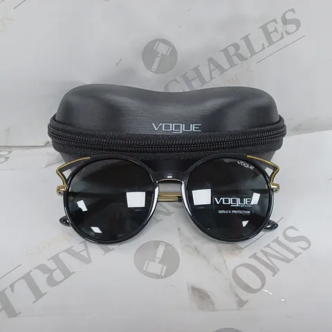 VOGUE PLASTIC FRAMED NERO SUNGLASSES 