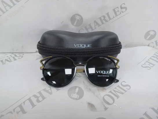 VOGUE PLASTIC FRAMED NERO SUNGLASSES 