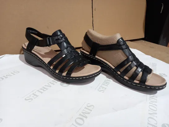 BOX OF CLARKS LEXI BRIDGE BLACK SANDALS SIZE 7