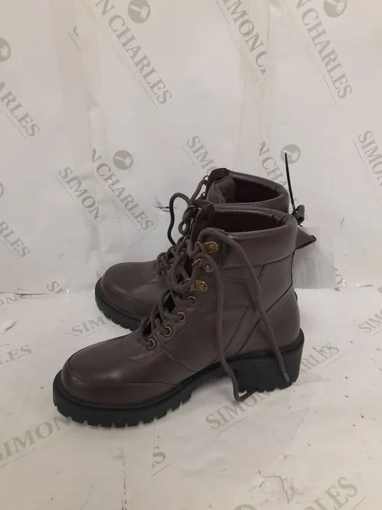 BOXED PAIR OF BEN DE LISI HIKER LEATHER BOOTS IN BROWN SIZE 5