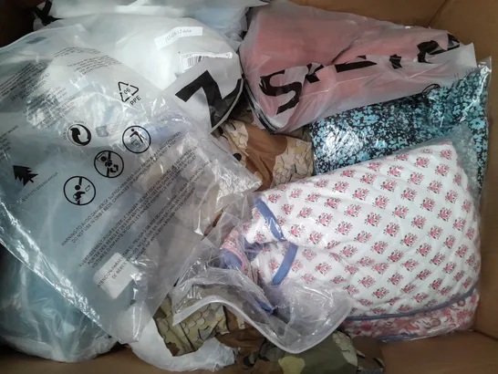 BOX OF APPROXIMATELY 25 ASSORTED CLOTHING ITEMS TO INCLUDE - HAT, SOCKS , BAG ETC