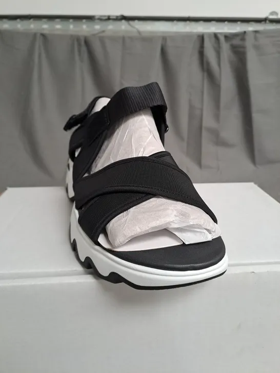 SKETCHERS BLACK AND WHITE OPEN TOE FLAT STRAP SANDALS - SIZE 6