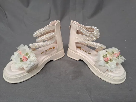 BOXED PAIR OF FASHION KIDS OPEN TOE SANDALS IN BEIGE W. FLORAL DETAIL EU SIZE 26