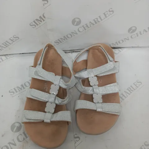 VIONIC SILVER SANDLES SIZE 8