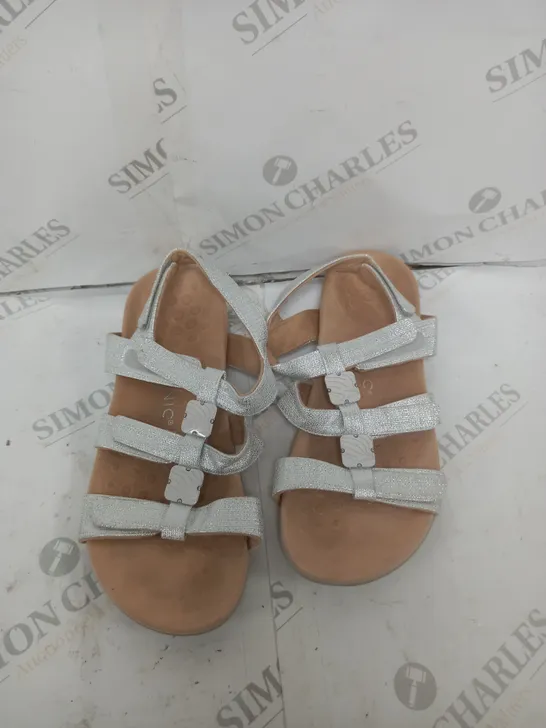 VIONIC SILVER SANDLES SIZE 8