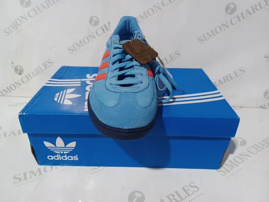 BOXED PAIR OF ADIDAS GT MANCHESTER SPZL SHOES IN BLUE/RED UK SIZE 9