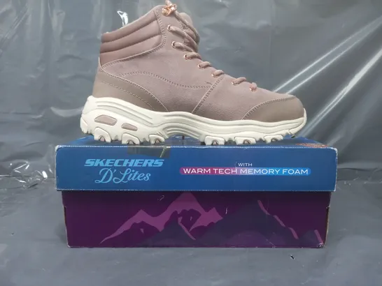 BOXED PAIR OF SKECHERS D'LITES BOOTS IN BLUSH SIZE 6 (2 LEFT SHOES)