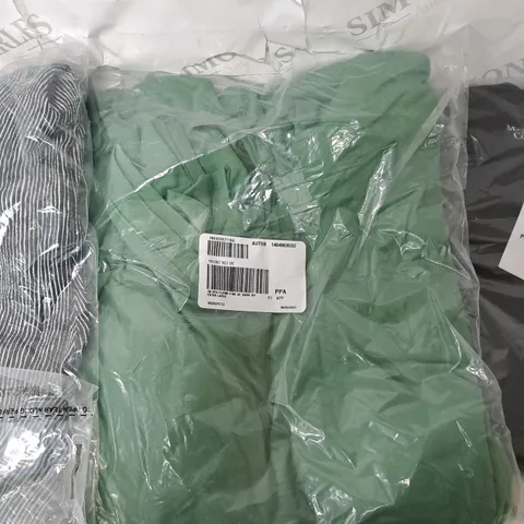 LOT OF APOX 10 CLOTHING ITEMS TO INCLUDE JUMPER TOPS AND SHIRTS 