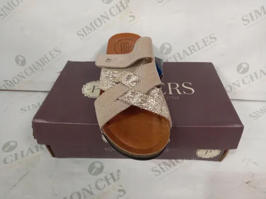 BOXED PAIR OF PAVERS OPEN TOE CROSS STRAP SANDALS IN BEIGE SIZE 7