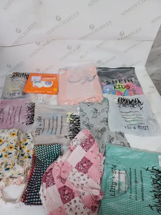 LOT OF ASSORTED KIDS CLOTHING ITEMS TO INCLUDE PYJAMAS, T-SHIRTS AND TROUSERS 