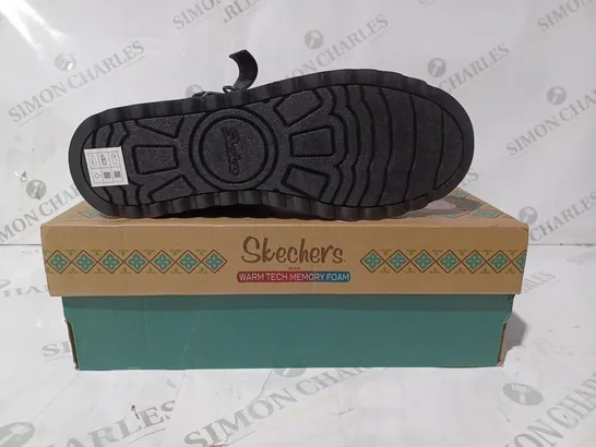 BOXED PAIR OF SKECHERS CABIN FEEL BOOTS IN BLACK SIZE 5