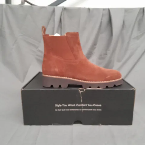 BOXED PAIR OF VIONIC CHARM BRIGHTON CHELSEA BOOTS IN TAN SIZE 4.5 
