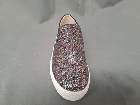 BOXED PAIR OF DESIGNER SHOES IN MULTICOLOUR W. GLITTER EFFECT EU SIZE 37