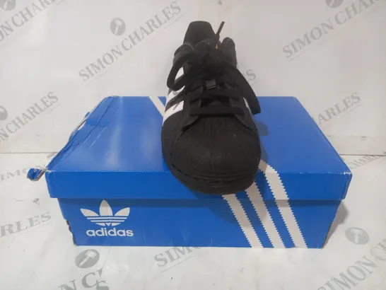 BOXED PAIR OF ADIDAS SUPERSTAR SHOES IN BLACK/WHITE UK SIZE 5.5