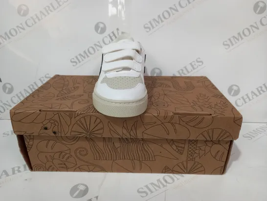 BOXED PAIR OF VEJA INFANT SHOES IN WHITE/BLACK UK SIZE 10.5