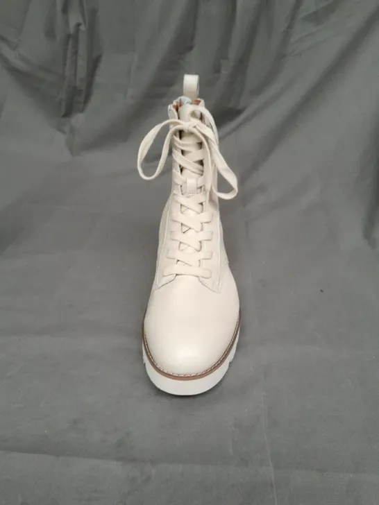 VIONIC LADIES CREAM LACE UP BOOTS SIZE 6.5