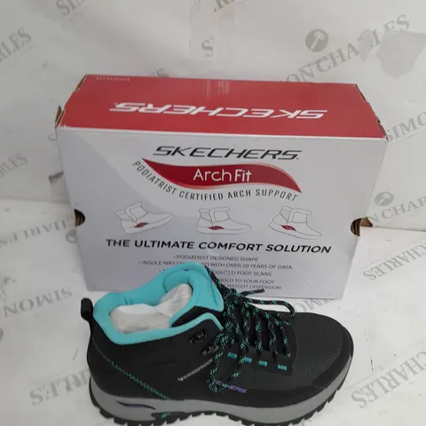 BOXED PAIR OF WOMENS SKETHCERS WORKWEAR BOOTS SIZE 3.5 