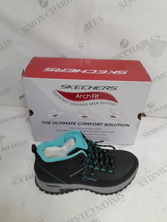 BOXED PAIR OF WOMENS SKETHCERS WORKWEAR BOOTS SIZE 3.5 