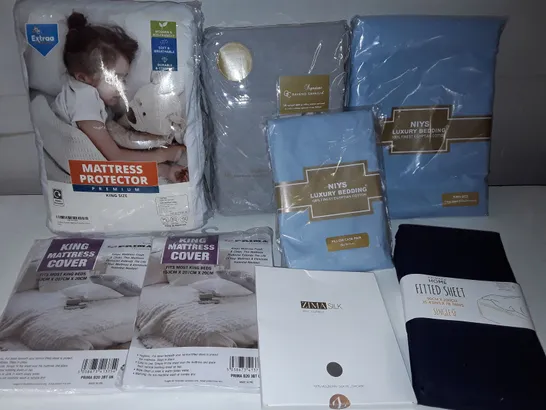 LOT OF 8 ASSORTED HOME FABRIC ITEMS TO INCLUDE MATTRESS PROTECTORS AND FITTED SHEET