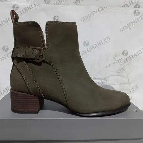 BOXED PAIR OF VIONIC SIENNA ANKLE BOOTS IN OLIVE SIZE 7