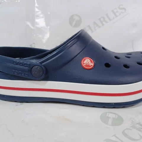 BOXED PAIR OF CROCS CLOGS IN NAVY UK SIZE M5/W6