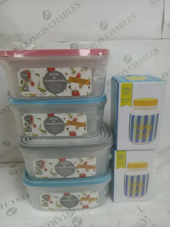 BOX OF ASSORTED ITEMS TO INCLUDE TUPPERWARE DISHES AND CERAMIC MONEY BOX 