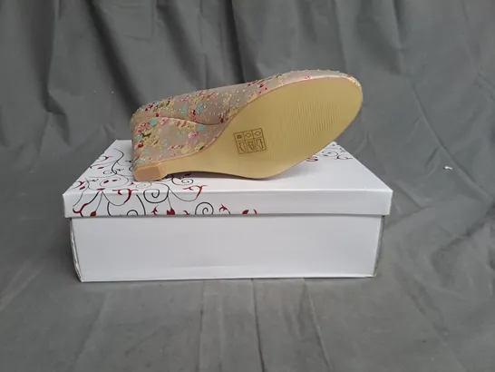 BOXED LOT OF 12 PAIRS OF LADIES WEDGE SHOES. VARIOUS SIZES