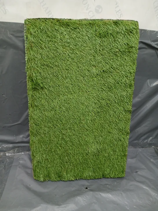 4 ARTIFICIAL GRASS FLOOR TILES (35x58cm)