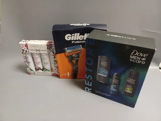 APPROXIMATELY 10 FRAGRANCE AND COSMETIC BOXSETS TO INCLUDE DOVE MEN + CARE RESTORE SET, GILLETE FUSION 5, YARDLEY BODY FRAGRANCE SET, ETC