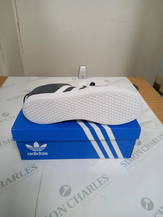 BOXED ADIDAS ORIGINAL GAZELLE TRAINERS SIZE 4    