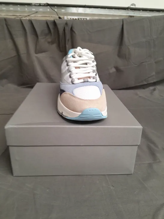 BOXED PAIR OF CLEENS AERO RUNNERS SIZE 10