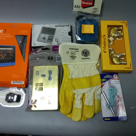 LOT OF ASSORTED HOUSEHOLD ITEMS TO INCLUDE FIRE 7 TABLET CASE, SWITCHED POLISH BRASS SOCKET AND DIGITAL SCALES